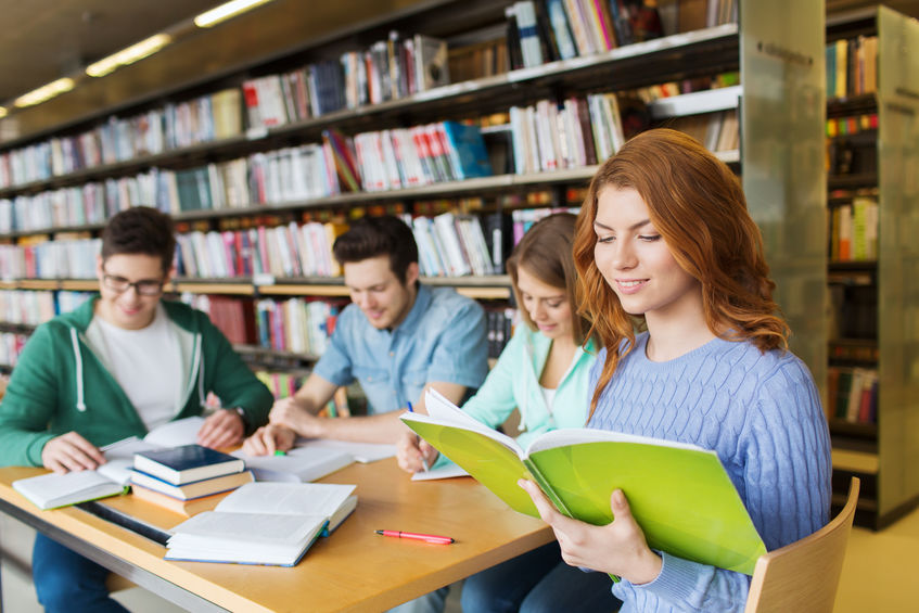 Junge Menschen, die zusammen in einer Bibliothek lernen