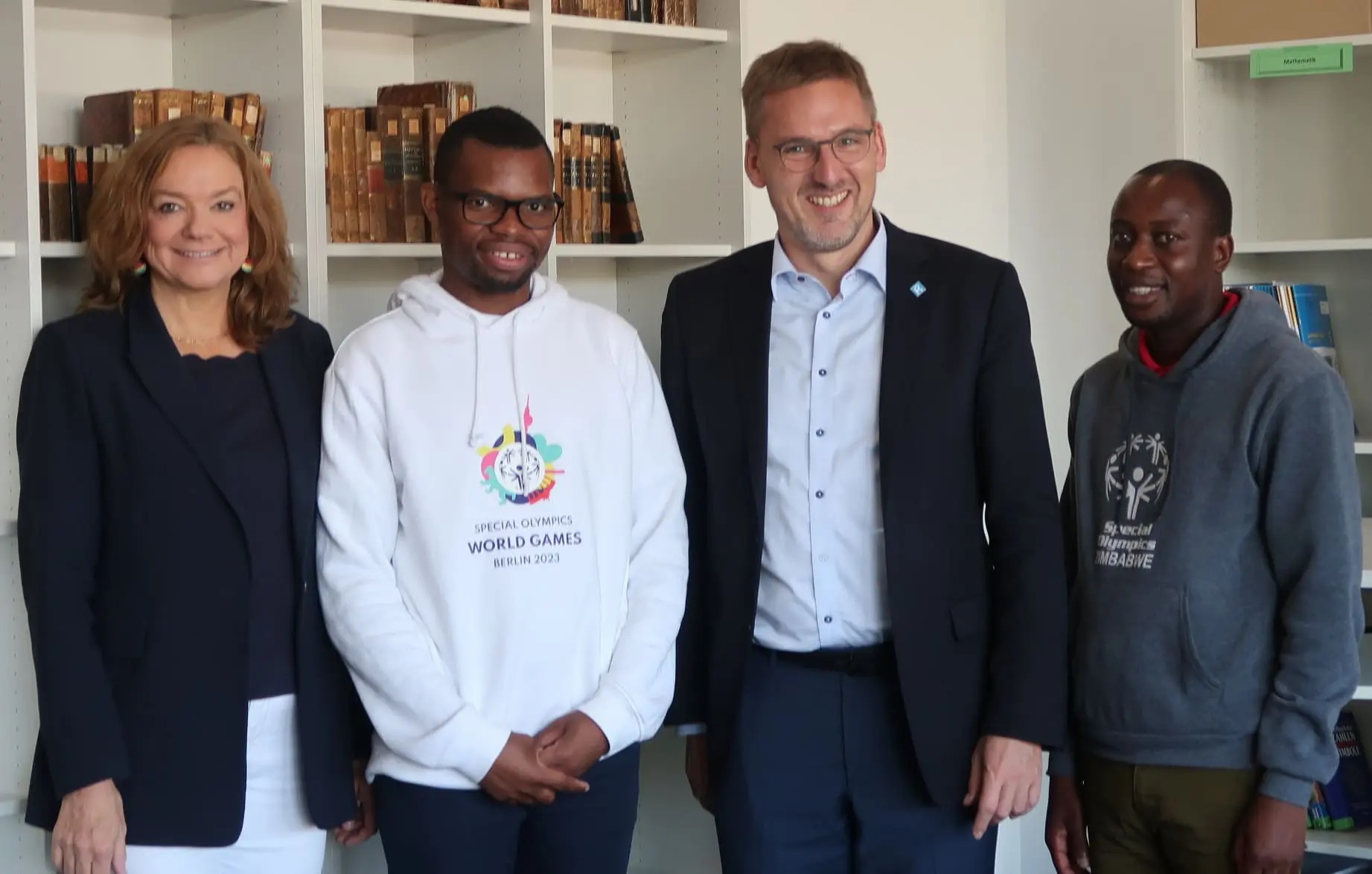 Nyasha Derera mit der Schulleitung des Kronberg Gymnasiums